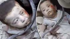 VIDEO: Živého chlapečka vytáhli z trosek vybombardovaného domu
