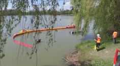 VIDEO: Řidič se vyhýbal srážce. Z rybníka ho tahali několik hodin