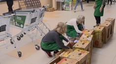 V Česku lidé přispěli do potravinové sbírky. Každoročně pomáhá lidem v nouzi