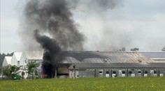 Požár v drůbežárně na Královéhradecku. Hasiči vyhlásili 3. stupeň poplachu