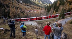 Ve Švýcarsku vypravili nejdelší osobní vlak na světě, řídilo ho sedm strojvedoucích