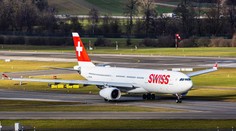 Airbusu začal při vzletu hořet motor. Cestující evakuovali, šest se jich zranilo