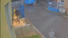 Policie pátrá po neznámém žháři. Z neznámých důvodů zapálil dveře