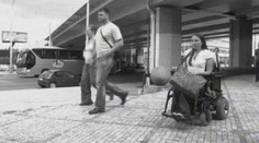 Uzavření Národní třídy komplikuje vozíčkářům život