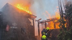 Obyčejné zatopení v kamnech skončilo požárem chaty. Čistěte komíny, apelují hasiči