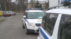 Kopal do aut, po policistech hodil hasičák. Mladík nadýchal dvě promile