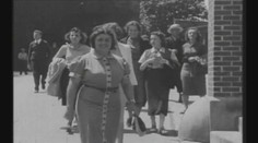 Záhada: Ve filmu z roku 1938 je žena s mobilem