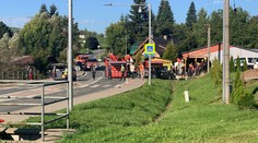Tragická nehoda na Semilsku. Auto vletělo do řeznictví, dva lidé zemřeli