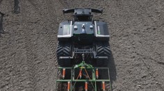 Budoucnost zemědělství. U Slaného testují robotický traktor
