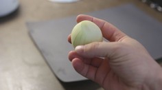 NÁVOD: Konec pláče u krájení cibule. Je to velmi jednoduché