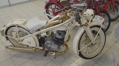 Na Nymbursku vydražili starou motorku. Nového majitele vyšla na 1,5 milionu
