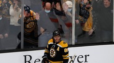 Pastrňák ránou jako z děla rozhodl o výhře Bostonu, Mrázek vychytal Torontu výhru
