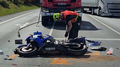 Tragická srážka motorky s osobním autem. Motorkář neměl šanci přežít