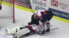 Gólman Třebíče zůstal nehybně ležet. Diváci byli v šoku! VIDEO
