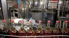 V Brně prodávali nekolkovaný alkohol. Celníci zabavili kolem 70 litrů