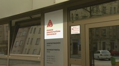 Absolventi se musejí přihlásit zdravotním pojišťovnám, jinak se zadluží