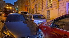 Zaparkované auto se v Praze samo rozjelo. Nabouralo dalších pět aut