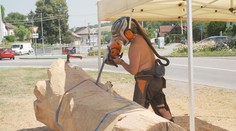 Řezbář tvoří unikátní lavičku. Práci mu komplikuje horké počasí