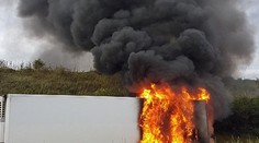Peklo na dálnici: Hořící kamion ji zablokoval v obou směrech!