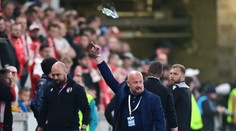 Šéf Plzně bude platit za zdvižený prostředníček, pyká i Slavia