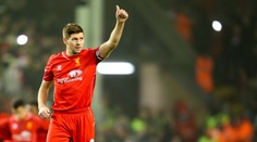 Gerrard slavil gól v charitativním duelu se Celticem. Skoti ho zasypali lahvemi