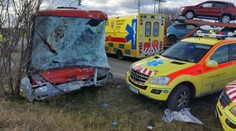 Autobus se srazil s náklaďákem! Na místě je 9 zraněných, 2 těžce