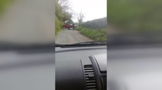 Řidič zaparkoval jak idiot. Farmář vše vyřešil traktorem. VIDEO