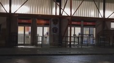 Hokejový zápas v Prostějově ukončila bouřka. Voda protékala přímo na led