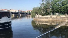 Skvrna neznámého původu! Norná stěna bude na Vltavě dva dny