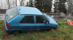 Řidička šněrovala silnici z příkopu do příkopu. Pak ji tvrdě zastavila stopka
