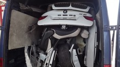 NEUVĚŘITELNÉ: Rumun vezl kradené BMW X6 rozebrané v dodávce!
