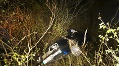 Řidička prolétla na rovné silnici za Prahou přes příkop do křoví
