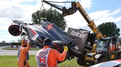 VIDEO: KRUTÁ SMRT v F1. Traťového komisaře přejel odklízecí jeřáb