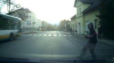 Policie hledá sraženého chodce! Při nehodě zničil řidičce auto