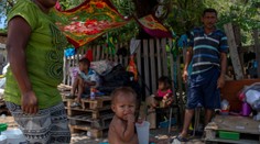 VIDEO: Venezuelská armáda drží humanitární pomoc na hranici