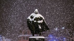 Socha polského hrdiny se mění v Darth Vadera! Stačí, aby napadl sníh
