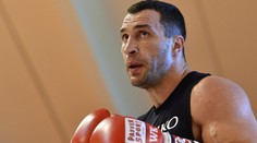 Bývalý boxer Kličko navštívil lidi v kyjevském metru. Nechybělo ani selfíčko