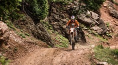 Hasič urazil na motorce nonstop tisíc kilometrů albánskými horami