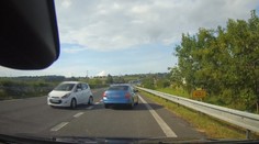 Po D5 jede auto v protisměru, hlásili lidé. Řidič byl namol opilý