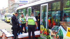 Muži se v tramvaji zastavilo srdce. Spolucestující ho vrátili mezi živé