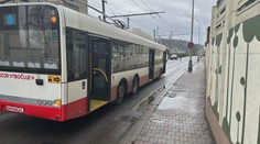 Muž s batoletem v náručí vyskočil za jízdy z trolejbusu. Prchal před revizorem