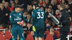 Koupí Arsenal nového gólmana? Čech zase přišel o nulu a zranil se