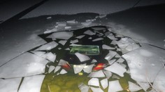 Řidič z Břeclavska sjel autem do rybníka, musel vyplavat okénkem