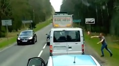 Bordeláři metali z auta odpadky. Dostali tvrdou lekci