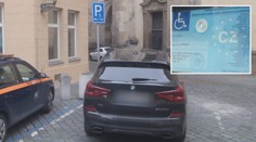 Parkoval na místě pro invalidy, strážníkům pak zapíral falešný průkaz! VIDEO