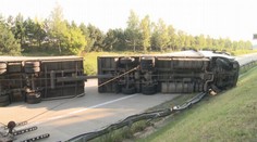 Řidič kamionu narazil do světel a úplně zlikvidoval kabinu svého auta