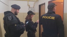 Celníci si došlápli na nelegální migranty. Barmana zatkli uprostřed směny