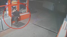Lupič v nápadném oblečení přepadl čerpací stanici. Nepoznáte ho?