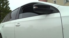 Ředitel nám nařídil dávat pokuty za stažené okno, tvrdí strážník