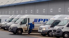 Žena čekala na balíček doma. Kurýr ji poslal rovnou na pobočku